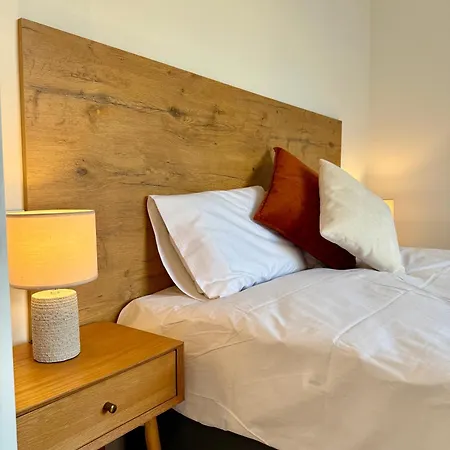 אכסניה People & Places *