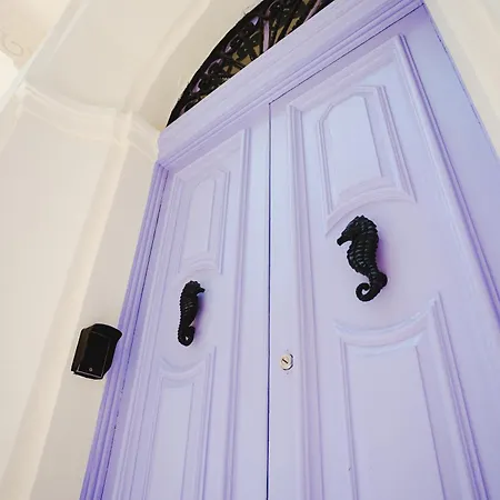 People & Places אכסניה