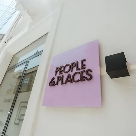 אכסניה People & Places