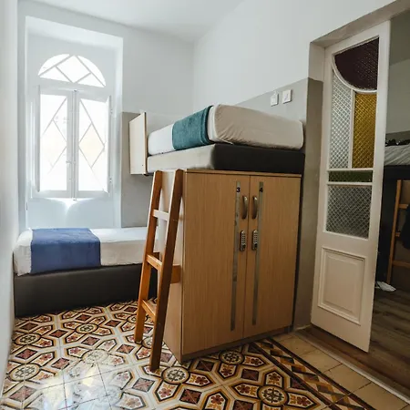 אכסניה People & Places