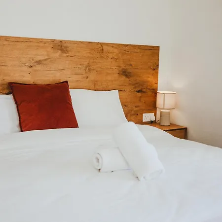 אכסניה People & Places