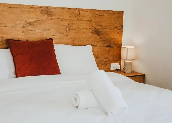 بيت شباب People & Places