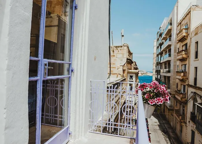 بيت شباب People & Places سليمة